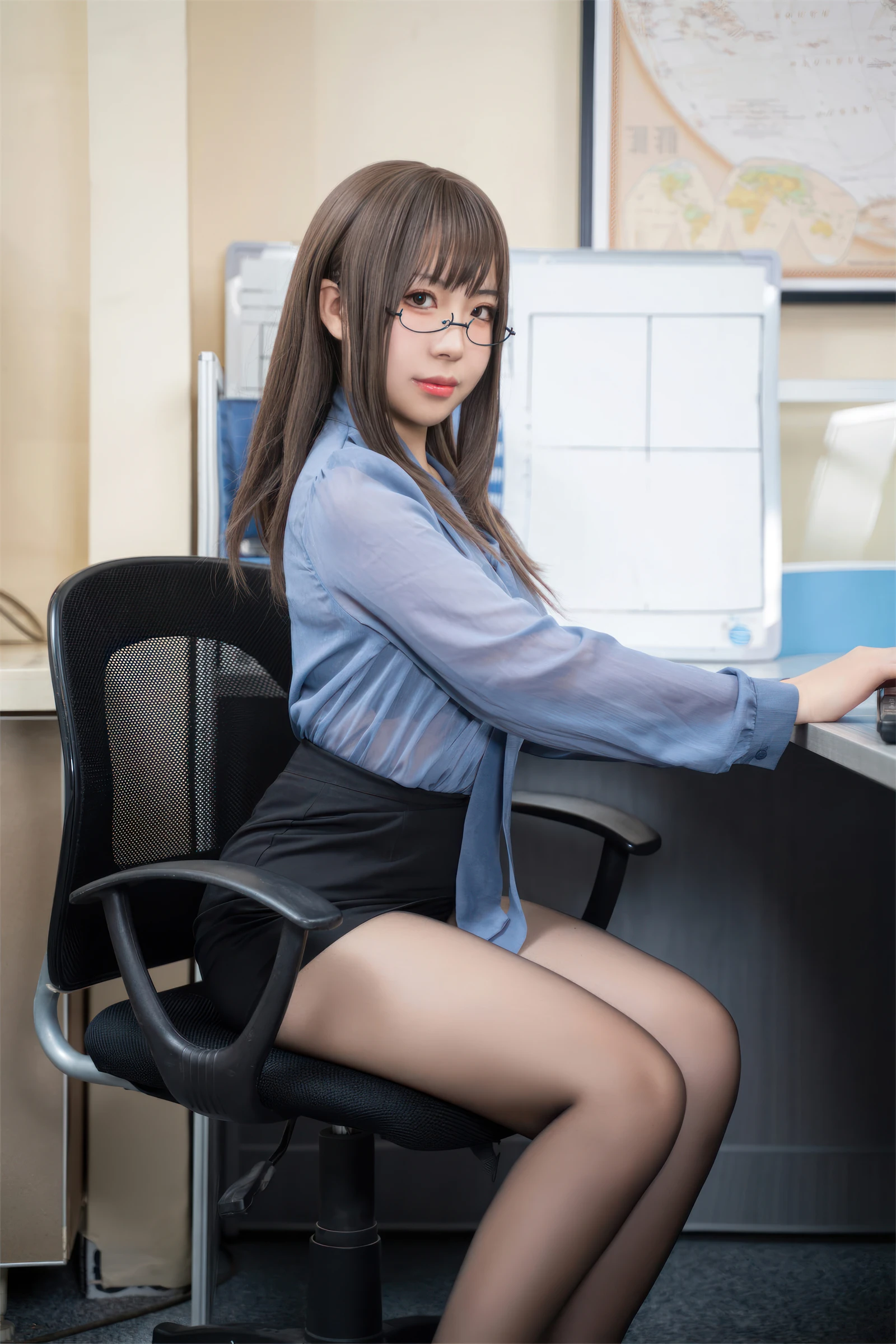 虎森森 黑丝眼镜娘-COS世界